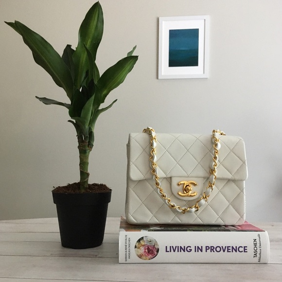 S O L D to a beautiful lady 🤩 Chanel White Mini - Picture 3 of 15